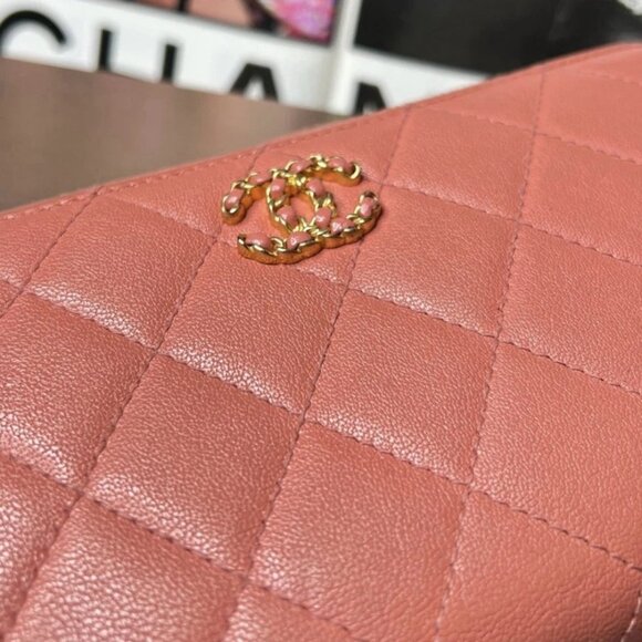 CHANEL 19 Zip Around Wallet in Blush Apricot Pink Matelasse Lambskin Authentic - Picture 5 of 9